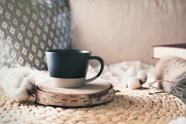 Morgen des Wochenendes mit einer Tasse Kaffee und Buch auf dem Bett