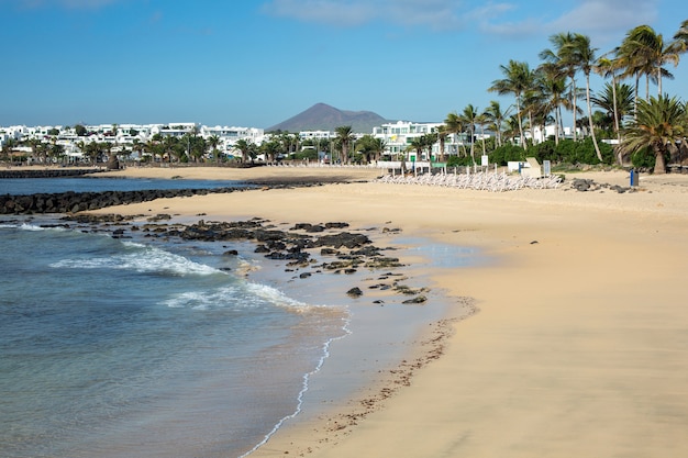 Morgen Ebbe am Strand in Costa Teguise. Insel Lanzarote, Spanien.