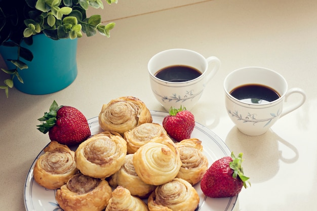 Morgen frischer schwarzer Kaffee und frisch gebackene Brötchen