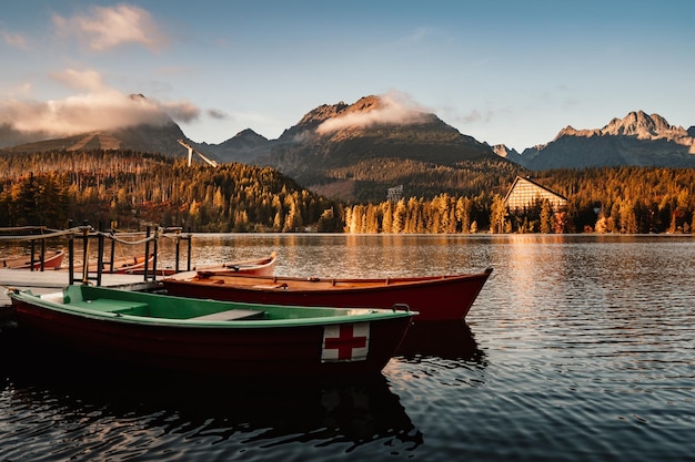 Morgen Herbst Blick auf See Strbske pleso Strbske See im Nationalpark Hohe Tatra Slowakei Landschaft Europa