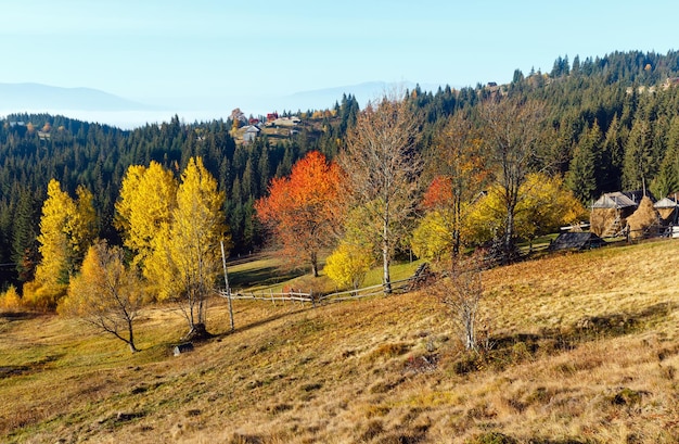 Morgen Herbst Landschaft der Karpaten