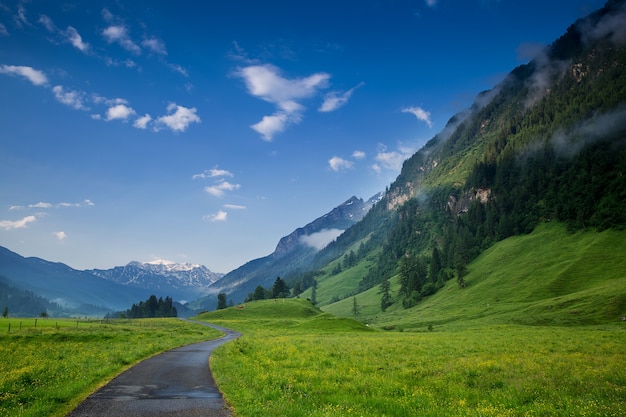 Morgen in den Alpen Österreich Rauris Erstaunliche Aussicht auf Alpental und Berge Naturlandschaft