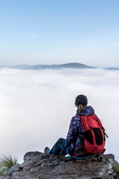 Morgen in den Bergen eine Frau ein Mädchen ein Tourist über den sich der graue Dunst erstreckt