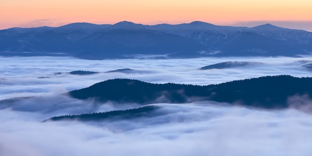 Morgen in den Bergen mit Nebel. Sommerlandschaft. Karpaten, Ukraine, Europa