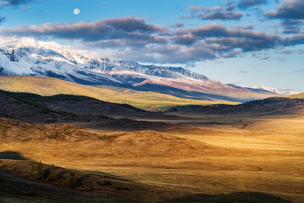 Morgen in der Kurai-Steppe Mond über dem nördlichen Chuysky-Grat. Altai, Russland