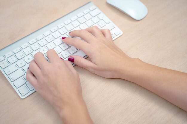 Morgen in einem Kreativstudio Grafikdesign Mock-up-Bildschirme Brillen Stifte Tastatur Büro