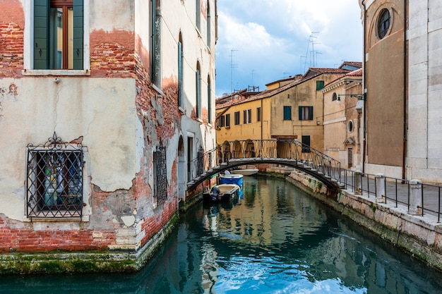 Morgen in Venedig Wasserkanäle entlang Wohngebäude Stadtbild