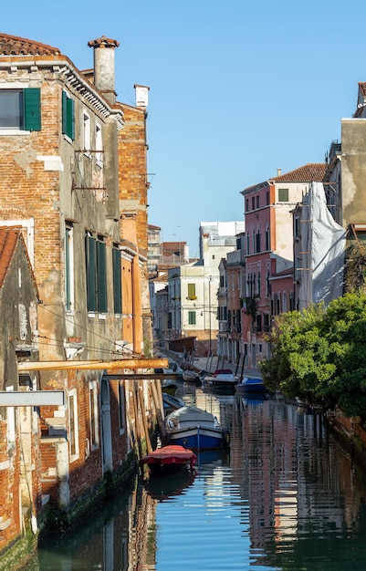 Morgen in Venedig Wasserkanäle entlang Wohngebäude Stadtbild