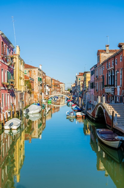 Morgen in Venedig Wasserkanäle entlang Wohngebäude Stadtbild