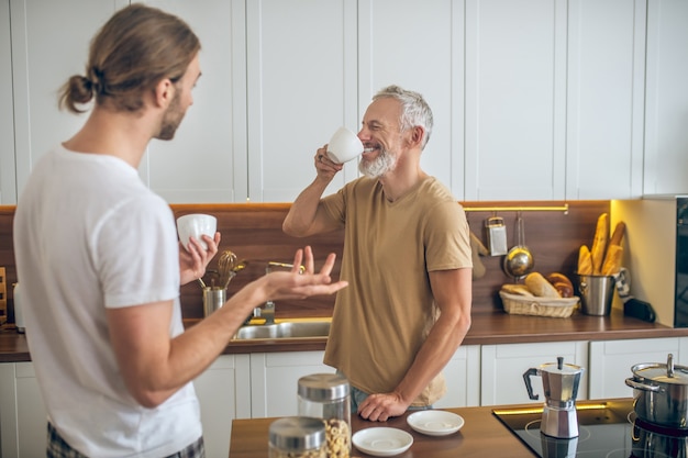 Morgen Kaffee. Paar zusammen Kaffee zu Hause trinken und sich gut fühlen