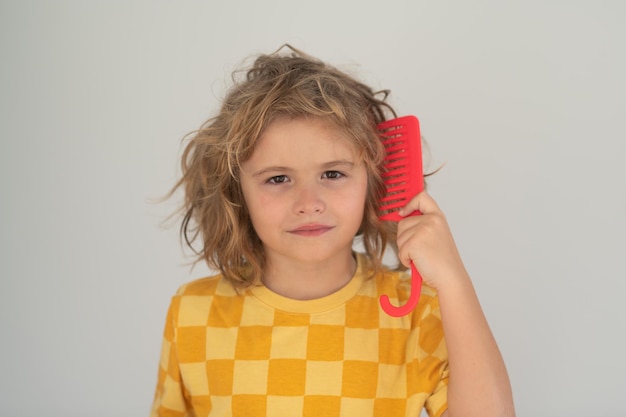 Morgen Kinder nach der Dusche Kind Bürsten verwirrte Haare lustige Kinder Frisur