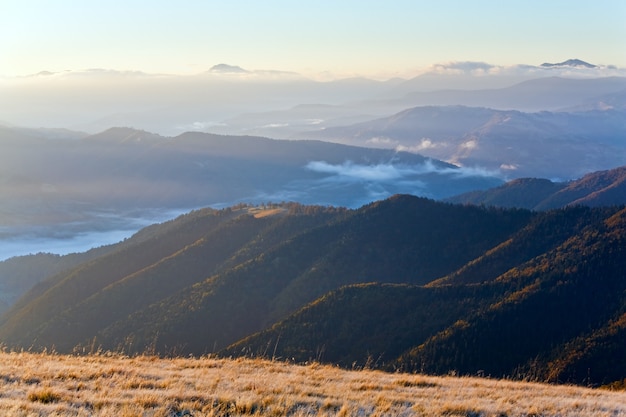 Morgen nebligen Herbst Berglandschaft (Karpaten, Ukraine)