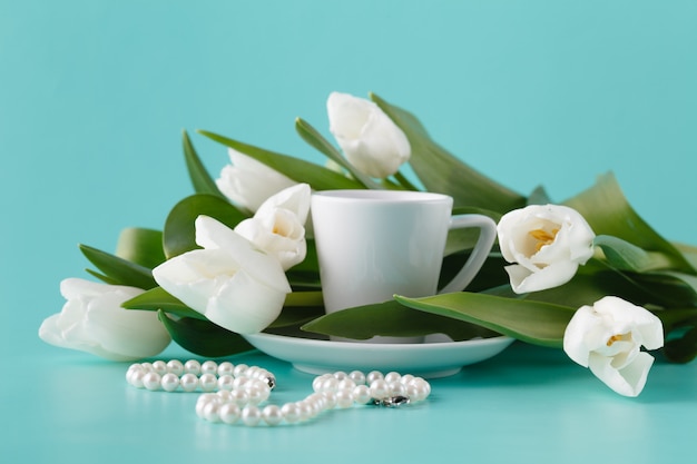 Morgen romantisches Geschenk mit weißen Tulpen und Kaffeetasse