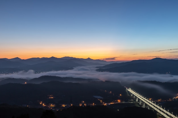 Foto morgen sonnenaufgang mit nebel