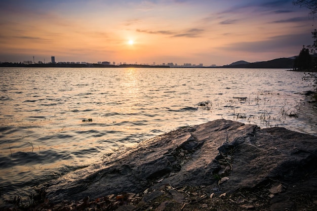 Morgen Sonnenaufgang Stadt Skyline Park See klares ruhiges Wasser