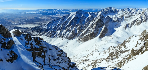 Morgen Winter felsige Berggipfelansicht. Panorama.