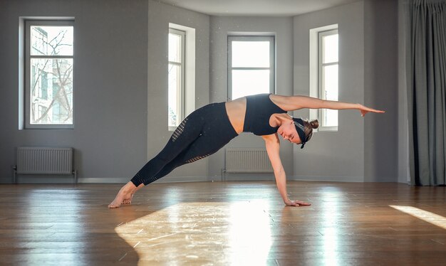 Morgen Yoga Mädchen macht Dehnübungen im Raum für Pilates.