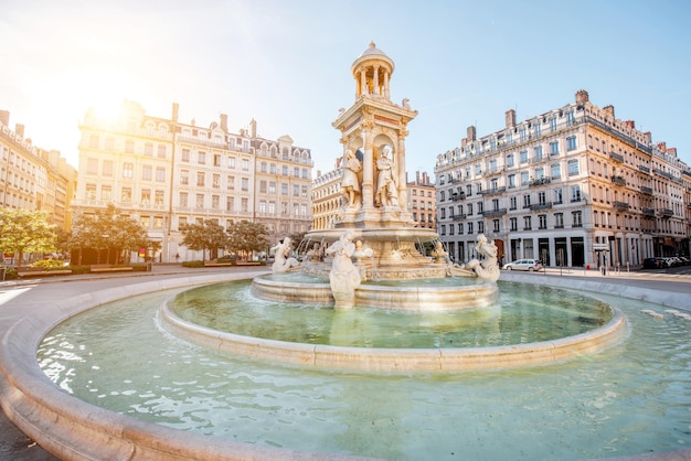 Morgenansicht auf Jacobins Square und schönem Brunnen in Lyon-Stadt, Frankreich