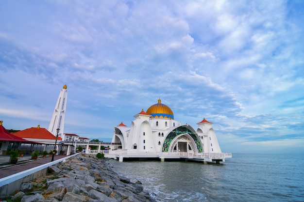 Morgenansicht der Moschee von Malacca Straits (Masjid Selat Melaka), Es ist eine Moschee auf der künstlichen Insel Malacca in der Nähe von Malacca Town, Malaysia