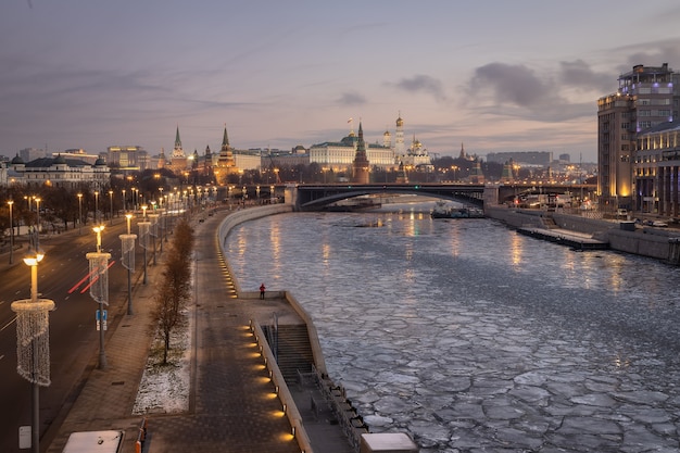 Morgenansicht des Kremls und des Moskauer Flusses Moskau Russland