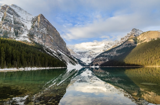 Morgenansicht von Lake Louise mit Rocky Mountain-Reflexion im Banff-Nationalpark, Alberta, Kanada