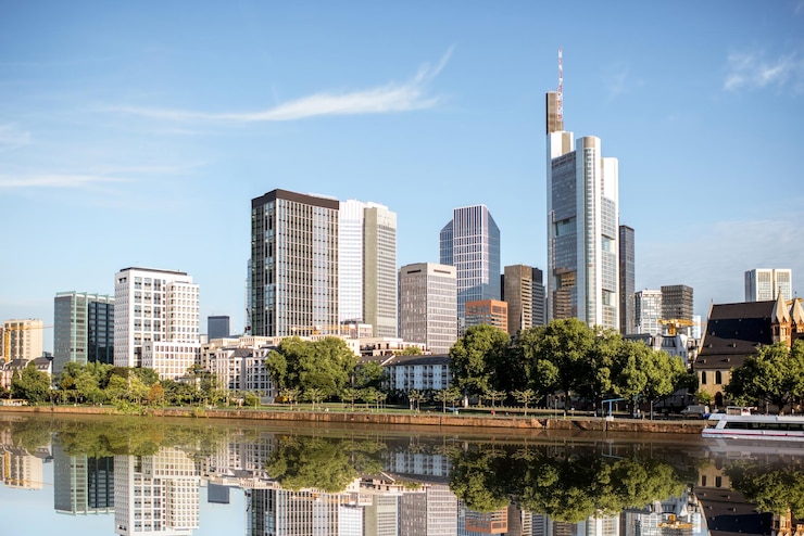 Foto morgenblick auf das bankenviertel mit main in frankfurt, deutschland