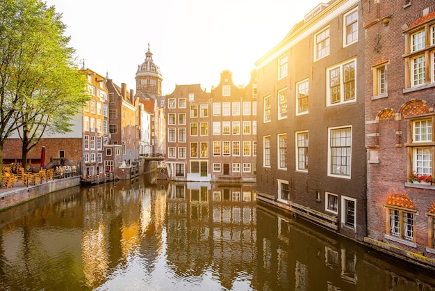 Morgenblick auf den Wasserkanal mit der St.-Nikolaus-Kirche in Amsterdam