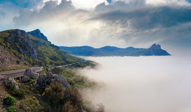 Morgenblick auf die Küste im Nebel wie bewölktes Meer und die Autobahn Foros-Stadt in der Umgebung der Krim in der Ukraine