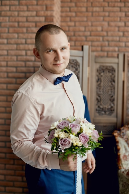 Morgenbräutigam, Treffenbraut vor der Hochzeit vorbereitend