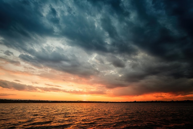 Morgendämmerung am Ufer eines Flusses mit schönen Wolken