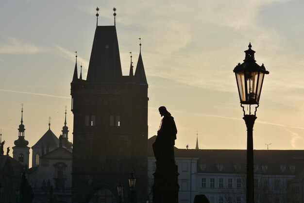 Morgendämmerung auf der Karlsbrücke in Prag