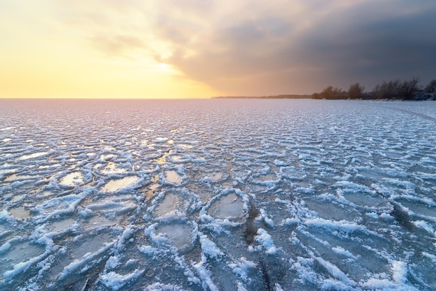 Morgendämmerung auf einem eisigen See, Morgendämmerung Wintermorgen Winterlandschaft