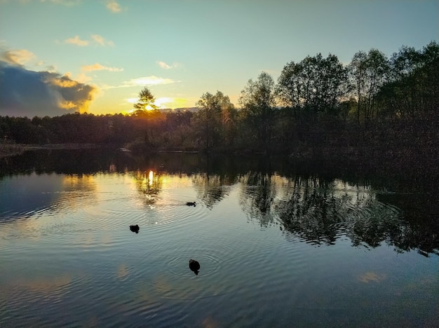 Morgendämmerung der Sonne auf einem blauen See in Kasan