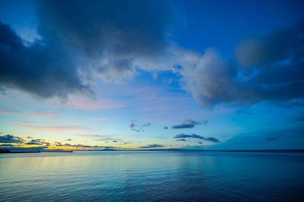 Morgendämmerung Himmel und Meer im Sommer