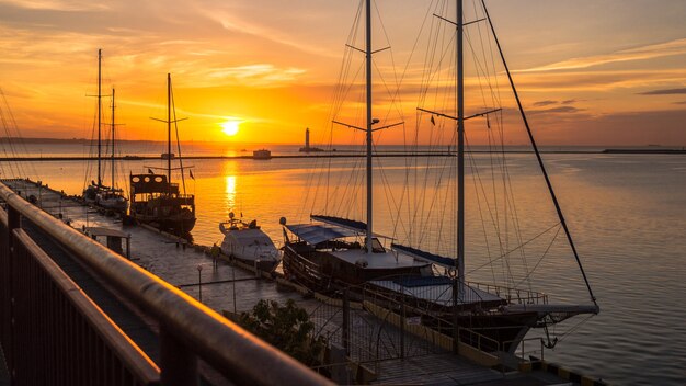 Morgendämmerung im Seehafen