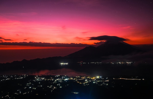 Morgendämmerung mit Blick auf den Vulkan Agung, Bali, wunderschöner Sonnenaufgang