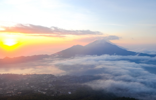 Morgendämmerung mit Blick auf den Vulkan Agung, Bali