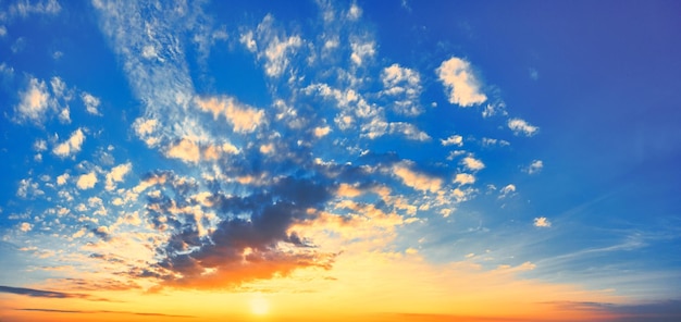 Morgendämmerung oder Sonnenuntergang Rosa Wolken auf dem Hintergrund des blauen Himmels