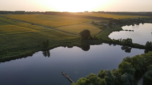 Morgendämmerung über dem See am Rande des Dorfes