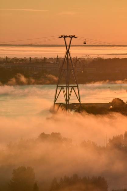 Morgendämmerung über der Seilbahn über den Fluss