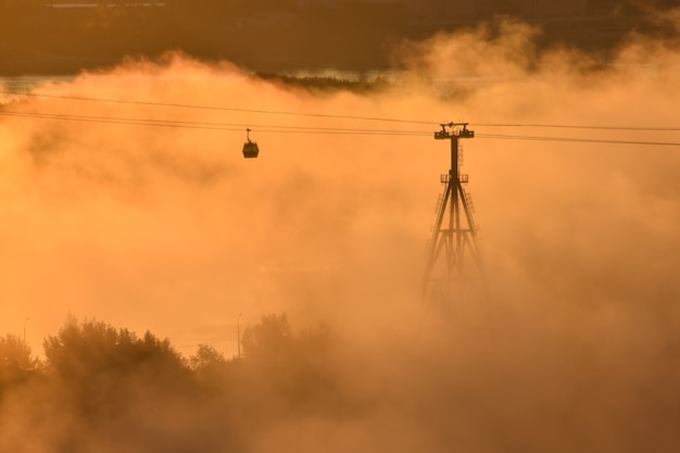 Morgendämmerung über der Seilbahn über den Fluss