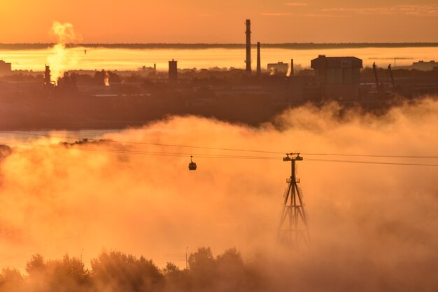 Morgendämmerung über der Seilbahn über den Fluss