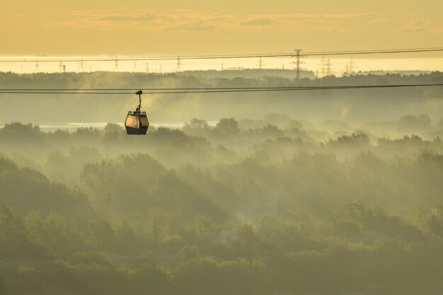 Morgendämmerung über der Seilbahn über den Fluss