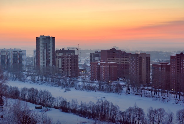 Morgendämmerung über einer Winterstadt Novosibirsk