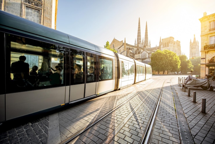 Foto morgendliche straßenansicht mit straßenbahn und kathedrale saint-pierre in bordeaux-stadt, frankreich