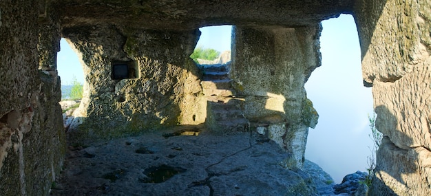 Morgendlicher bewölkter Blick aus einem der höhlenartigen Räume von Mangup Kale - historische Festung und alte Höhlensiedlung auf der Krim (Ukraine).