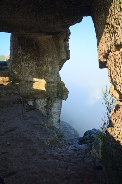 Morgendlicher bewölkter Blick aus einem der höhlenartigen Räume von Mangup Kale - historische Festung und alte Höhlensiedlung auf der Krim (Ukraine).