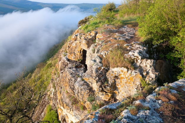 Morgendlicher bewölkter Blick von der Spitze des Mangup Kale - historische Festung und alte Höhlensiedlung auf der Krim (Ukraine)