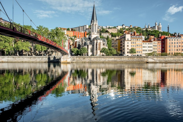 Morgendlicher Blick auf das Flussufer mit der Kathedrale Saint George und der Fußgängerbrücke in der Altstadt von Lyon