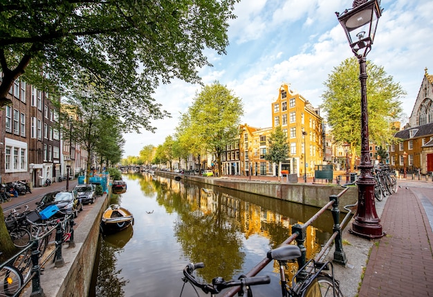 Morgendlicher Blick auf die schönen Gebäude und den Wasserkanal in Amsterdam